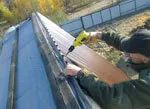 Правильное крепление профлиста саморезами на крыше - инструкция