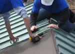 Правила крепления профнастила саморезами на крыше – выбор крепежей и правила монтажа