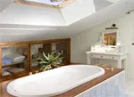 Ванная в мансарде: плюсы и минусы, варианты обустройства ванной комнаты на мансардном этаже