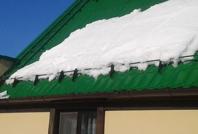 Для чего монтируют снегозадержатели на крышу своими руками