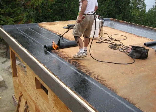 Когда и как часто требуется ремонт крыши гаража?