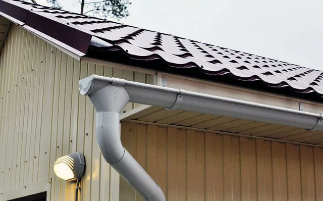 Установка сливов на крышу: обзор оцинкованных и пластиковых сливов для воды