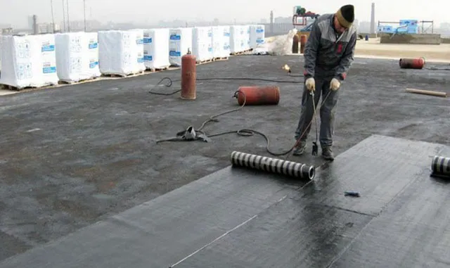 Покрыть крышу гаража рубероидом по выгодной цене за работу