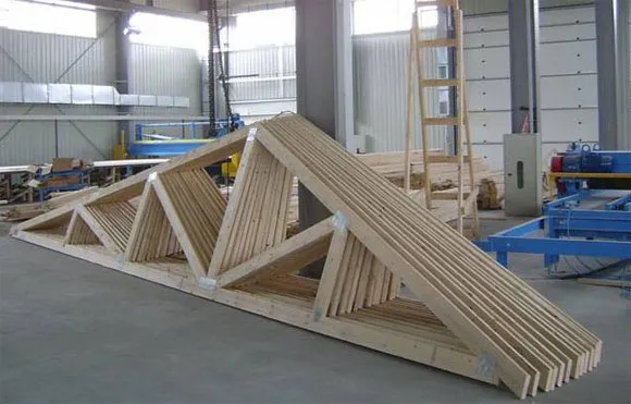 Строительство деревянной стропильной фермы на пролёты крыши
