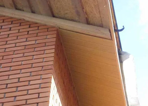 Подшивка софитом из профнастила для односкатной крыши, примеры