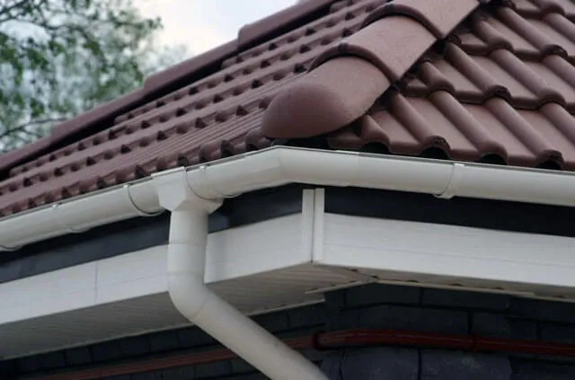 Как установить водостоки, если крыша уже покрыта: 4 возможных способа