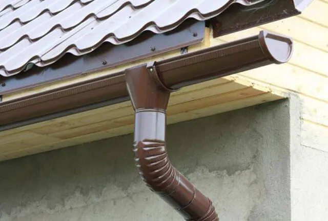 Монтаж водосточной системы на крыше своими руками: пошаговая инструкция, фото