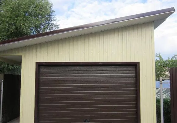 Как правильно делается односкатная крыша из профнастила на гараж